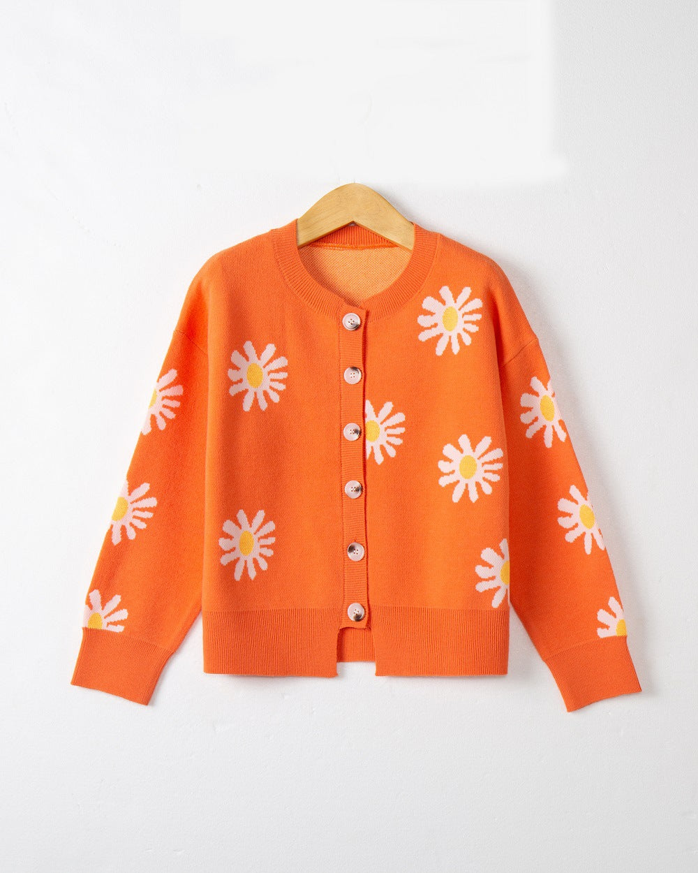 Damen Oversize-Strickcardigan mit Blumenapplikation, Perlmuttknöpfen und Wellensaum Shop Nory