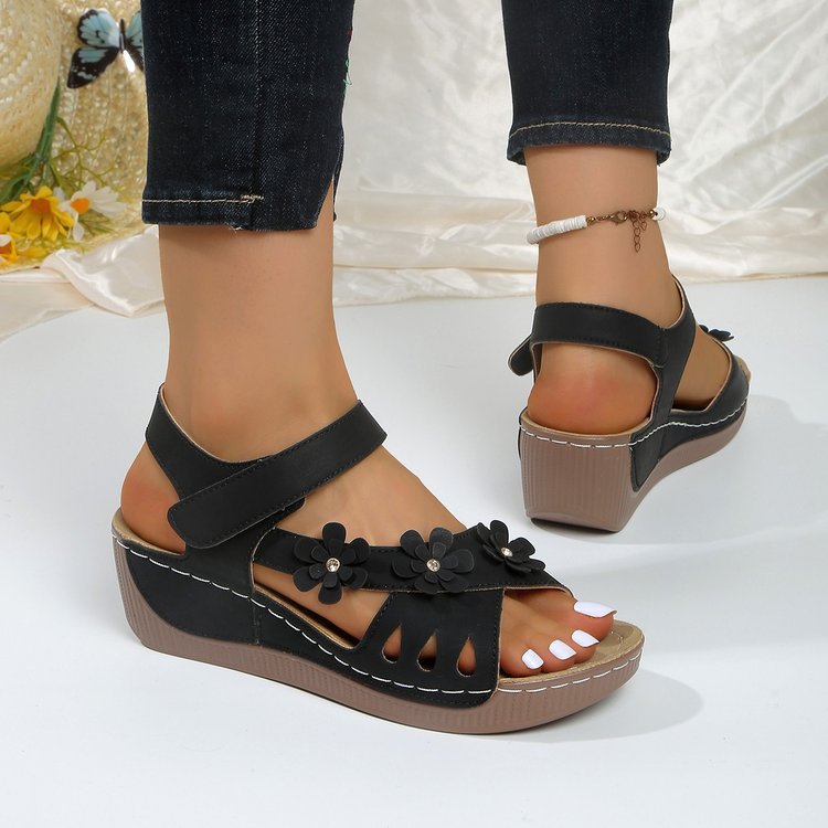 Damen Bequeme Sandalen mit Klettverschluss, gepolstertem Fußbett und Blütenapplikation Shop Nory