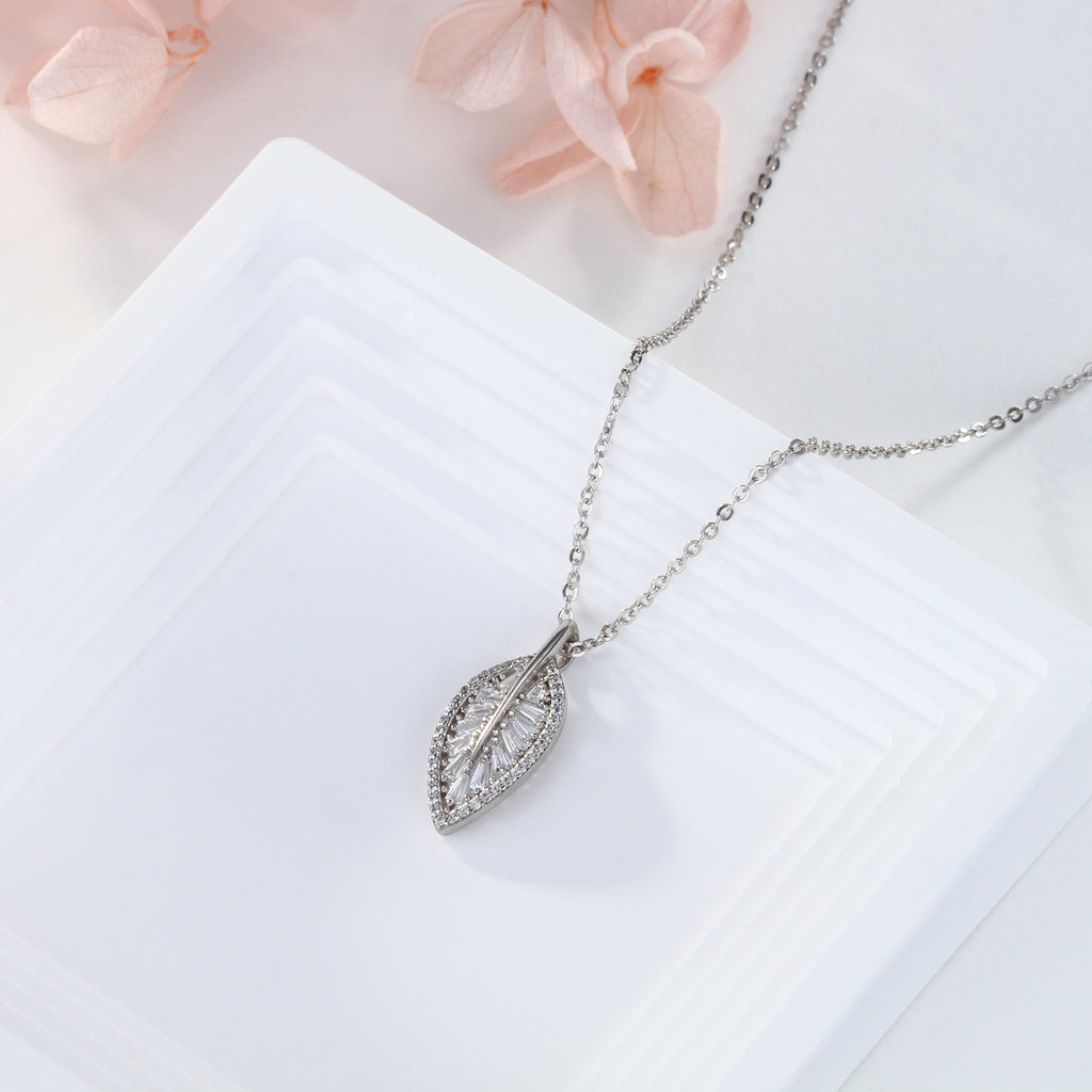 Damen Halskette mit elegantem Blattanhänger und funkelndem Zirkonbesatz Shop Nory