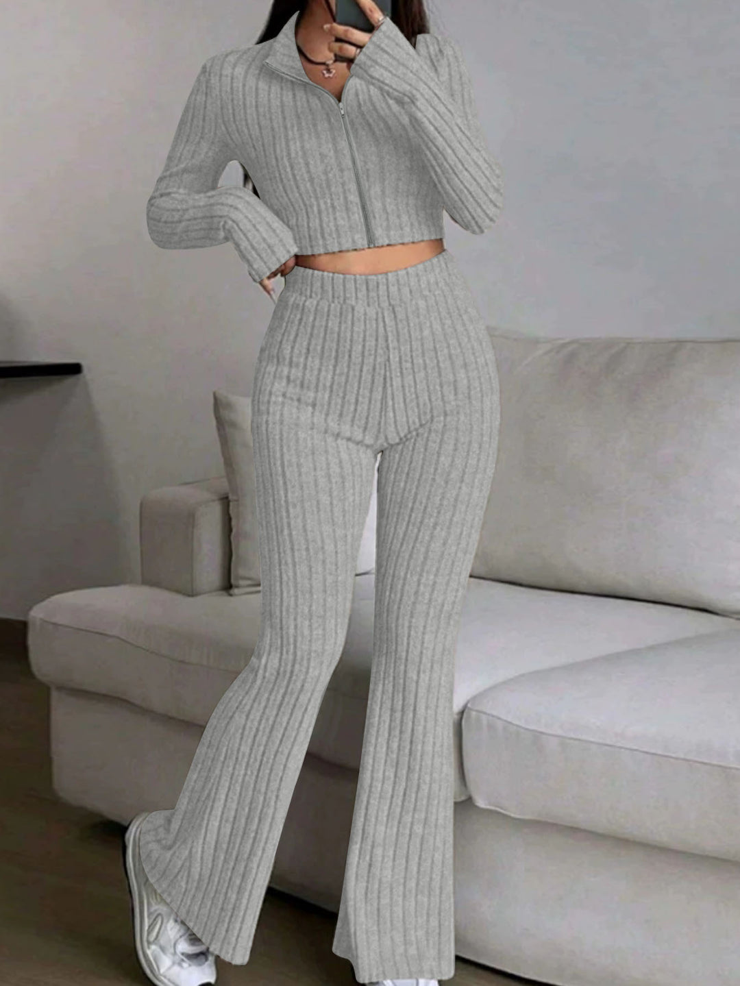 Damen Gerippter Strick-Zweiteiler mit Cropped Reißverschluss-Cardigan und High‑Waist Schlaghose Shop Nory