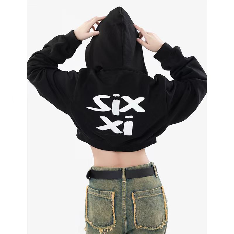 Damen nan cropped Kapuzenpullover im Streetwear-Style mit auffälligem Rückenprint und geripptem Saum Shop Nory