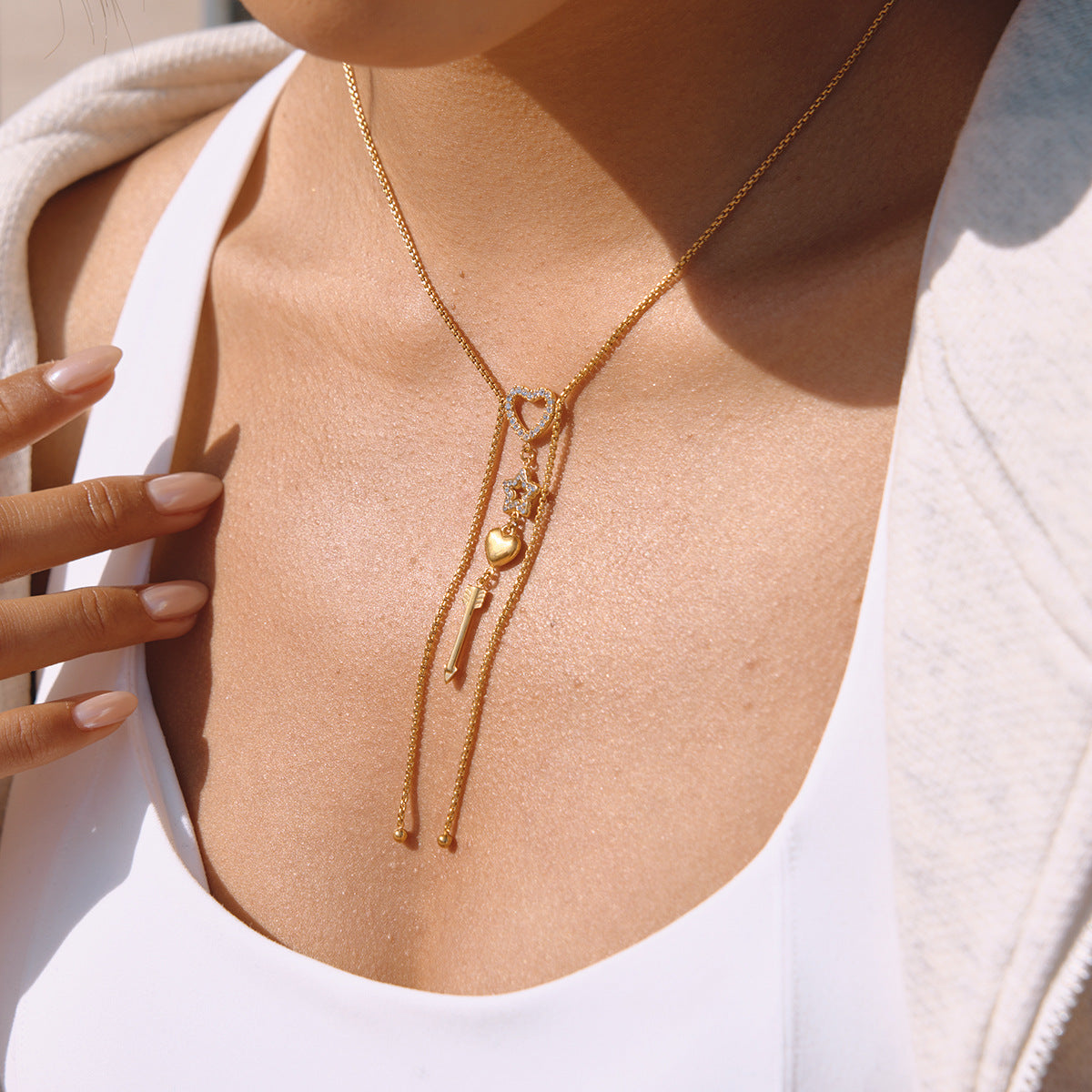 Damen Halskette mit herzförmigem Anhänger, Pfeilmotiv und Zirkonsteinen Shop Nory