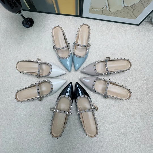 Damen Spitz zulaufende Lack‑Mary‑Jane Ballerina mit gepolstertem Komfortfußbett und Pyramidennieten Shop Nory