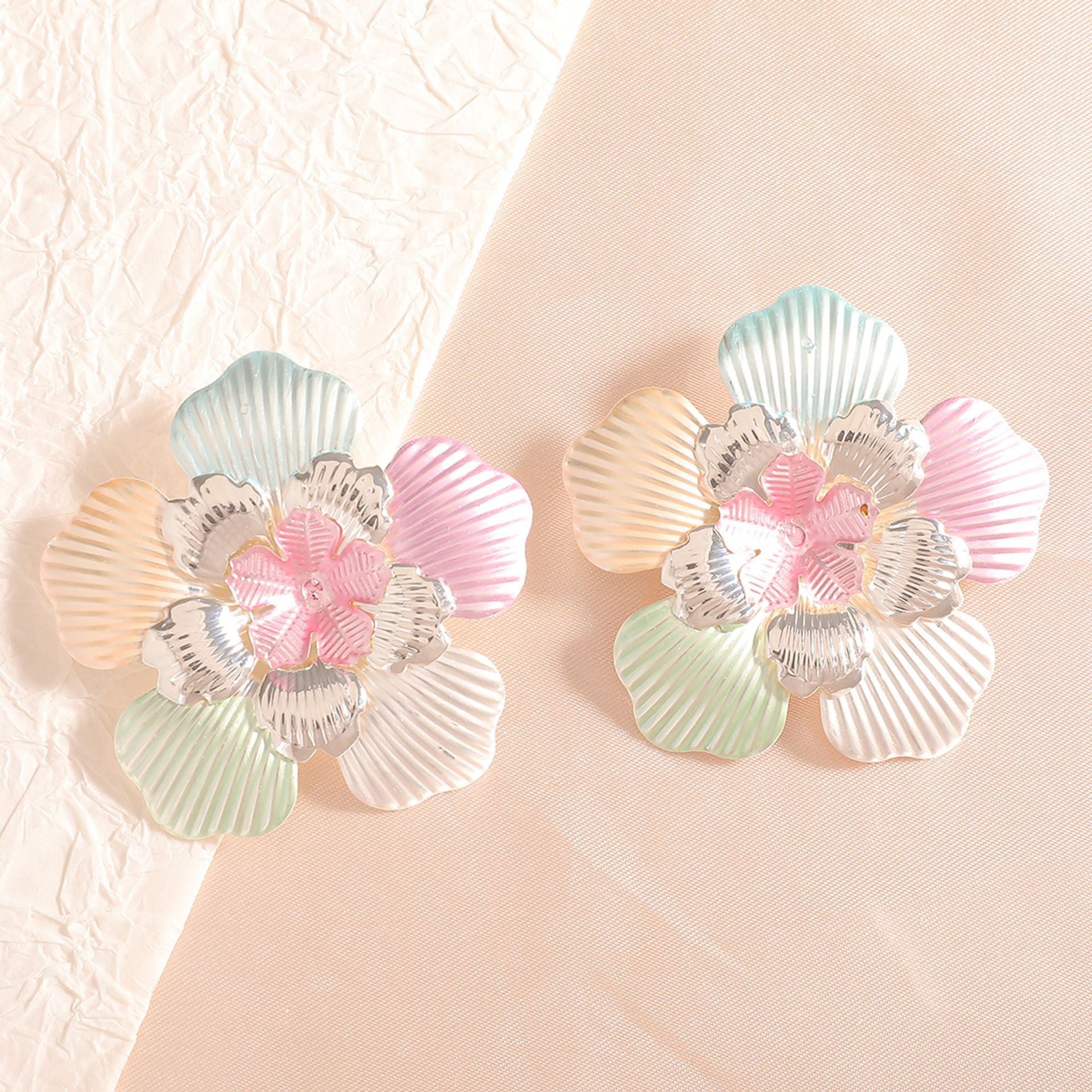 Damen Blumenohrringe mit filigranem Design und glänzenden Akzenten Shop Nory