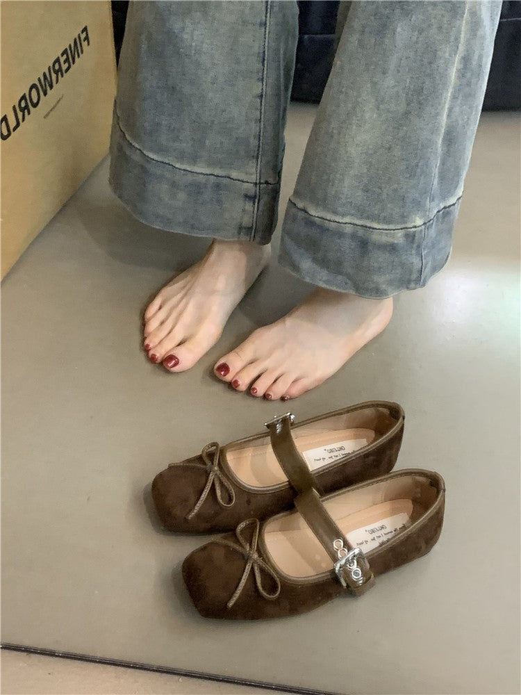 Damen Ballerinas aus weichem Wildleder mit verstellbarem Riemen und dekorativer Schleife