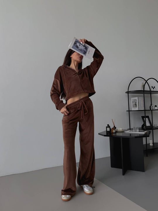 Damen Zweiteiliges Samt-Loungewear-Set mit Cropped-Zipjacke und weiter High-Waist-Sweathose Shop Nory