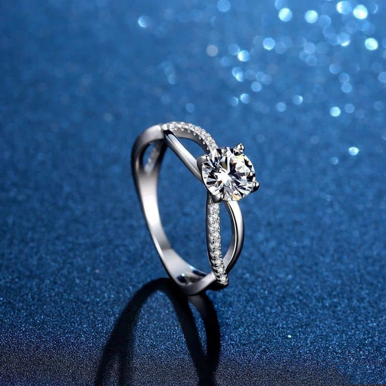 Damen eleganter Schmuckring mit strahlendem Zirkonia und raffinierter Wellenfassung Shop Nory