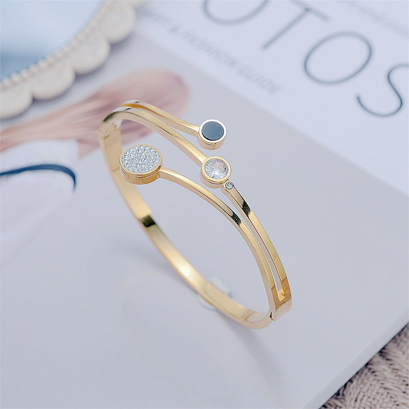 Damen Armreif mit künstlerischem Design und funkelnden Zirkonia Steinen Shop Nory