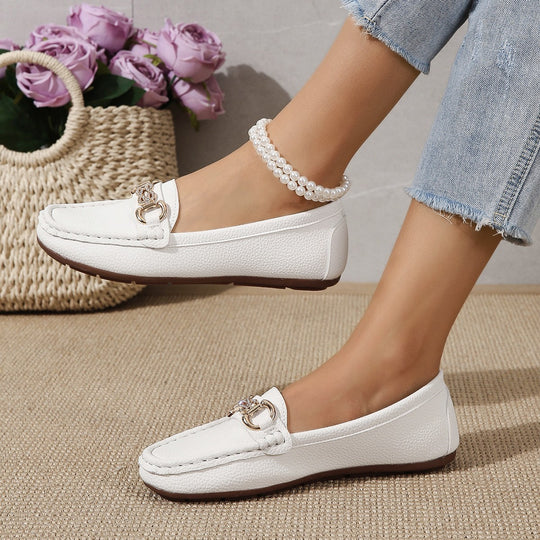 Damen Flexibler Mokassin‑Slipper mit gepolstertem Komfortfußbett und dekorativer Metallkette Shop Nory