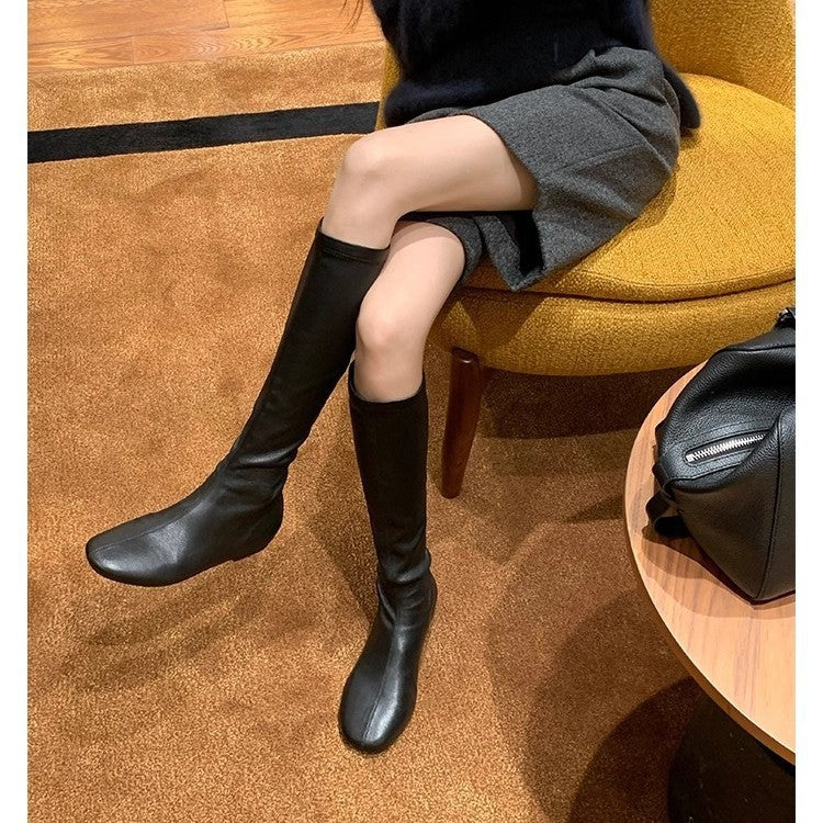 Damen Lederstiefel kniehoch mit schlanker Silhouette und flachem Absatz Shop Nory
