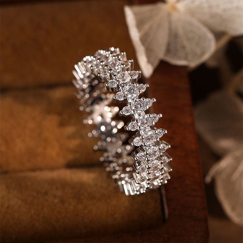 Damenring mit stilvollem Spitzen-Design und funkelnden Kristallen Shop Nory