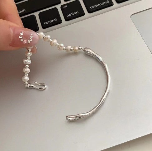 Damen Armband mit elegantem Perlendesign und künstlerischen Silberakzenten Shop Nory