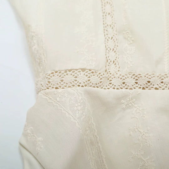 Damen Romantische Spitzenbluse mit Häkelbordüren und figurbetonter Taillennaht Shop Nory
