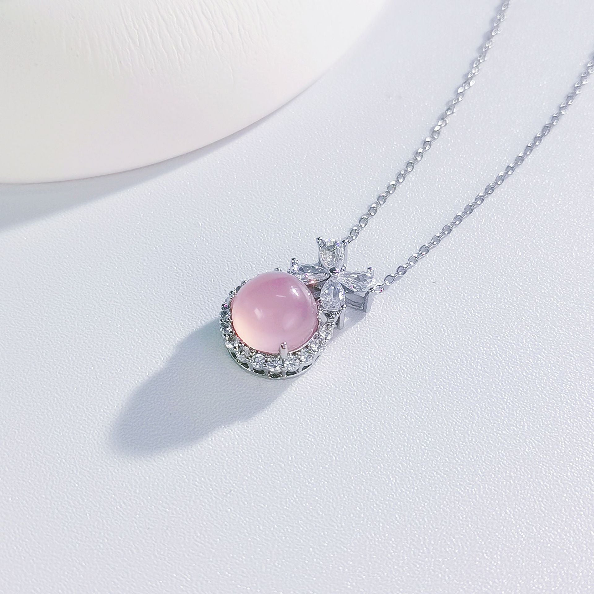 Damen Halskette mit glamourösem Blumenanhänger und funkelnden Kristallen Shop Nory