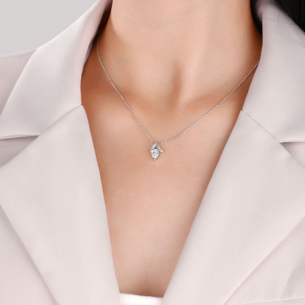 Damen Anhänger mit funkelnden Zirkonia und tropfenförmigem Design Shop Nory