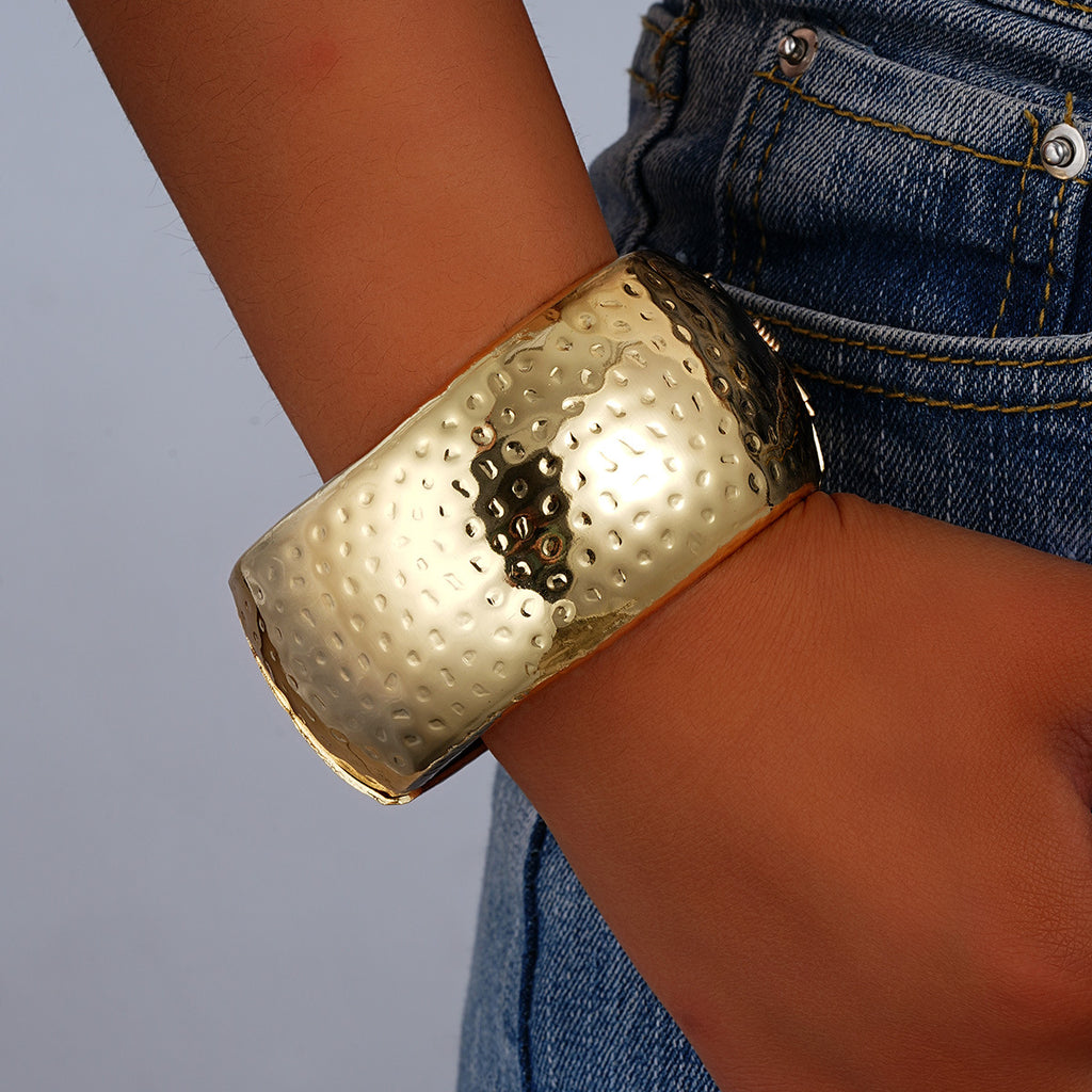 Damen eleganter goldfarbener Armreif Shop Nory
