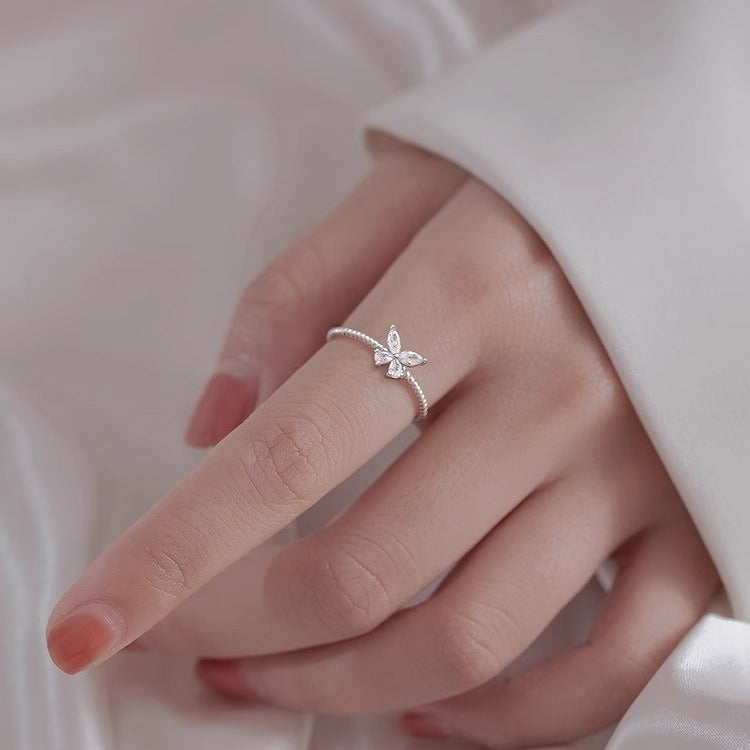 Damen zierlicher Schmetterlingsring mit funkelnden Zirkonia-Shop Nory