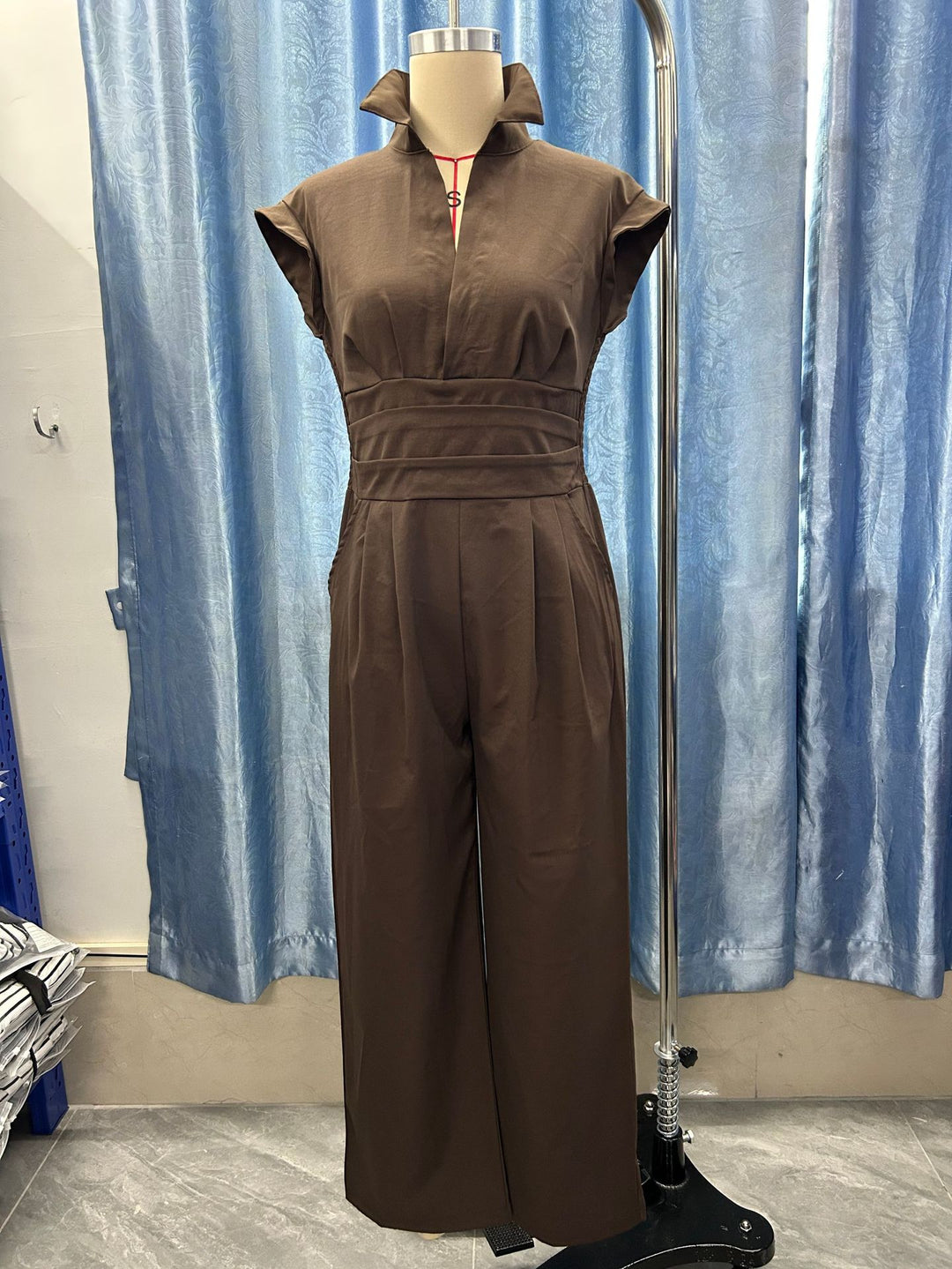 Damen Jumpsuit mit weitem Bein, tailliertem Wickelbund und Stehkragen Shop Nory