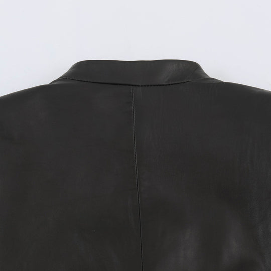 Damen Taillierte militärinspirierte Lederjacke mit Stehkragen, dekorativen Riegeln und Knopfleisten Shop Nory