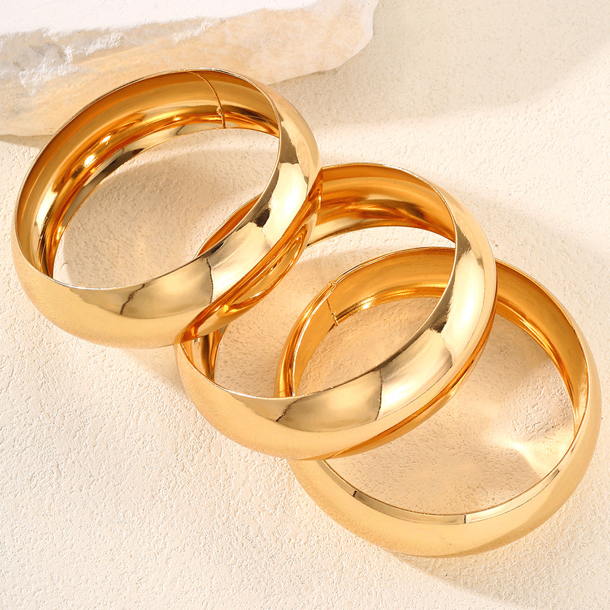 Damen Armreif-Set aus hochwertigem, geschwungenem Metall Shop Nory