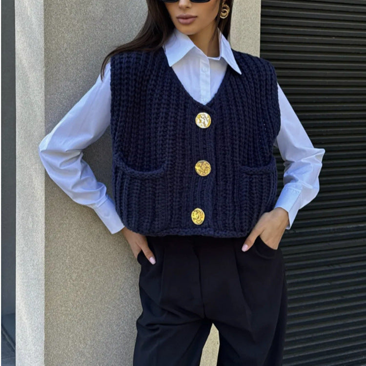 Damen Grobgestrickte Cropped Weste mit V-Ausschnitt und goldenen Zierknöpfen Shop Nory