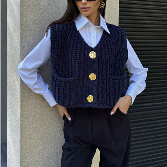 Damen Grobgestrickte Cropped Weste mit V-Ausschnitt und goldenen Zierknöpfen Shop Nory