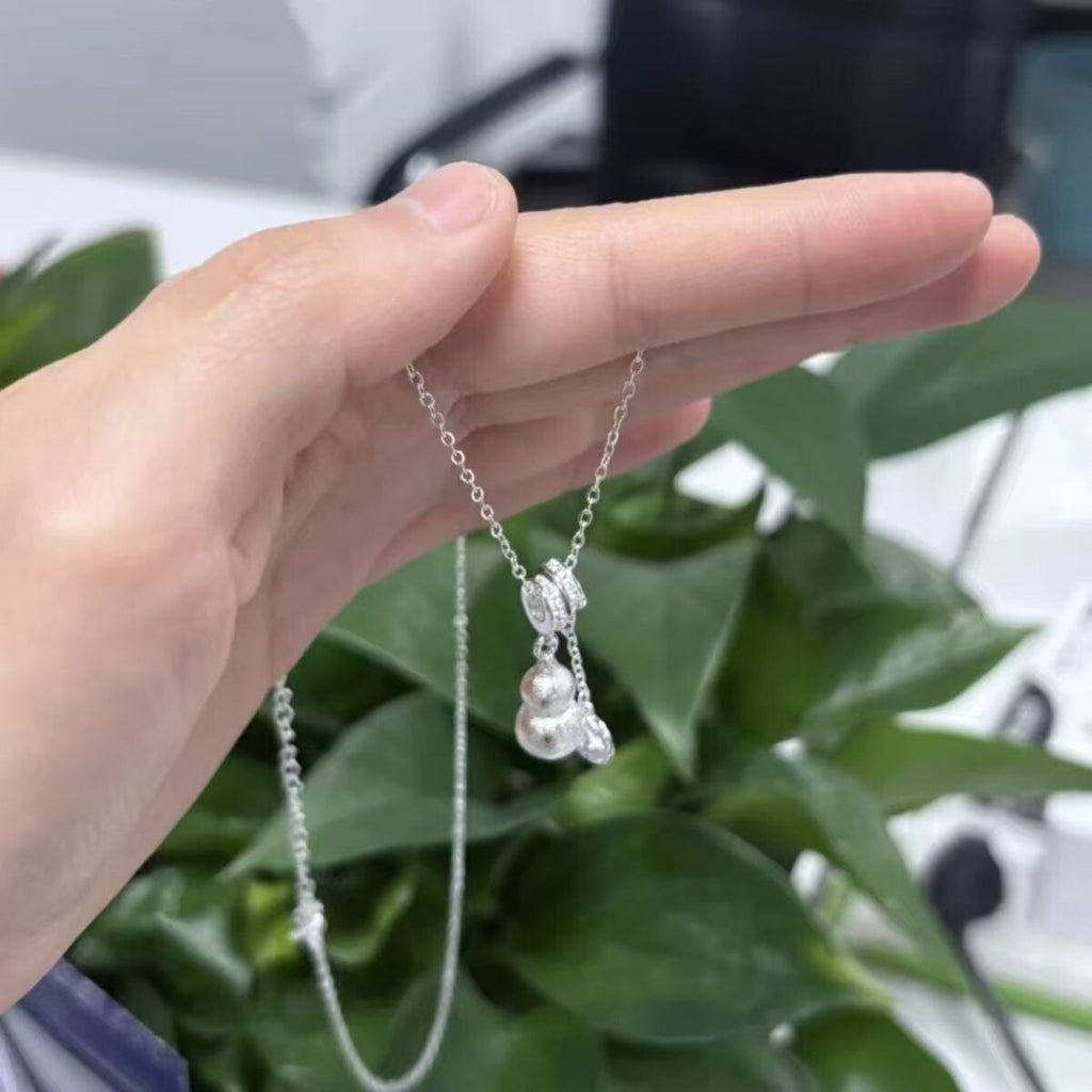 Damen Anhänger-Halskette mit filigranem Design und verspielten Elementen Shop Nory