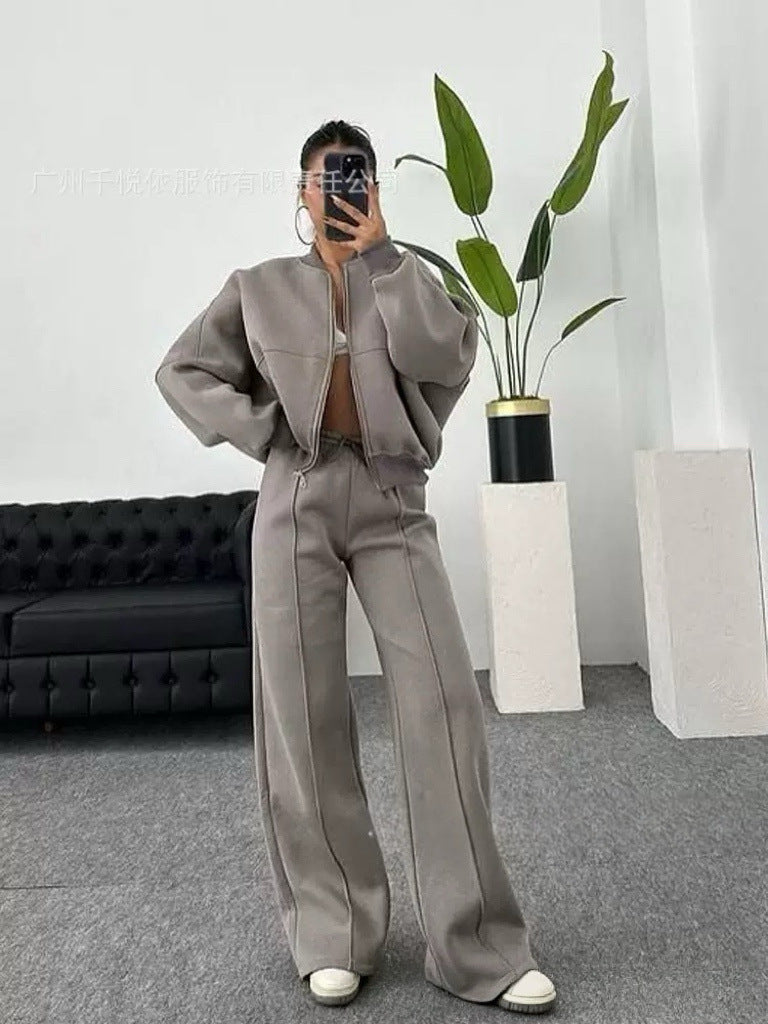 Damen nan kurz geschnittenes Blouson mit Reißverschluss und weiter High-Waist Jogginghose Set Shop Nory