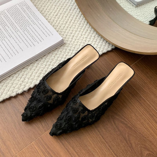 Damen Spitz zulaufende Mesh‑Mules mit dreidimensionalen Blumenapplikationen und gepolstertem Komfortfußbett Shop Nory
