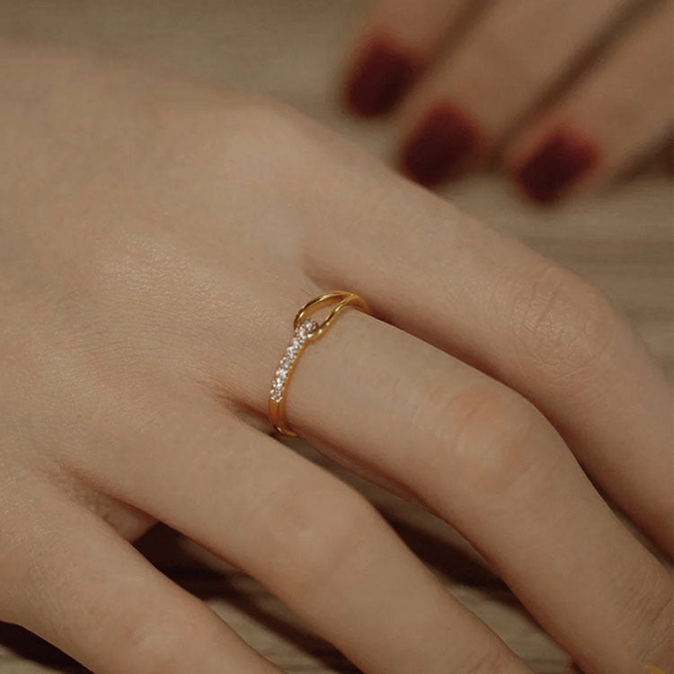 Damen eleganter geschwungener Ring mit funkelnden Zirkonia Shop Nory
