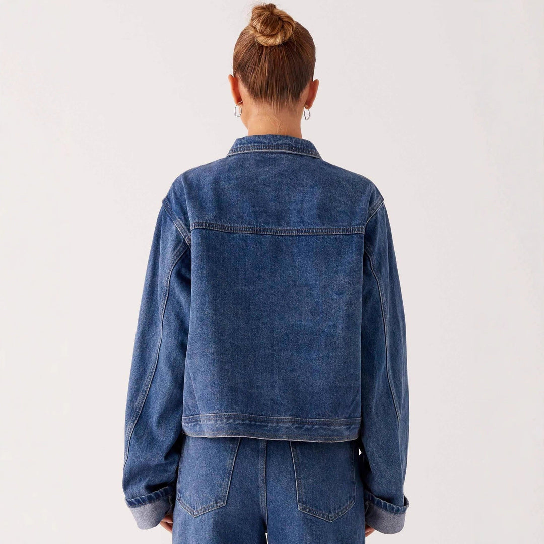 Damen trendige Denimjacke im lässigen Schnitt mit aufgesetzten Taschen und Knopfdetails