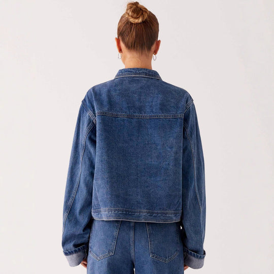 Damen trendige Denimjacke im lässigen Schnitt mit aufgesetzten Taschen und Knopfdetails