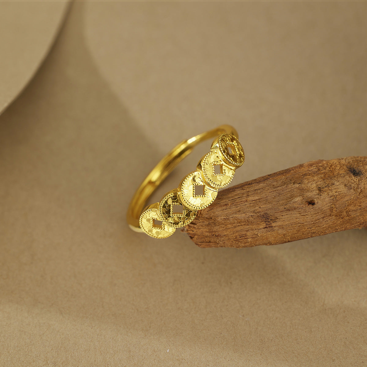 Damen eleganter Ring mit stilvollem Logo-Muster Shop Nory
