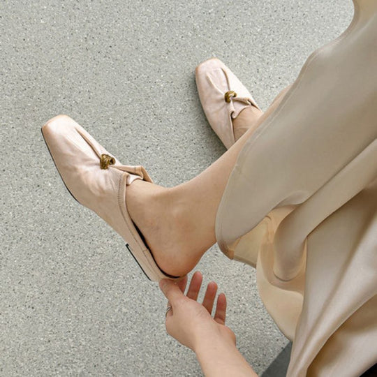 Damen Elegante Leder‑Mules mit quadratischer Kappe, soften Falteneffekt und dekorativer Metallkordel Shop Nory