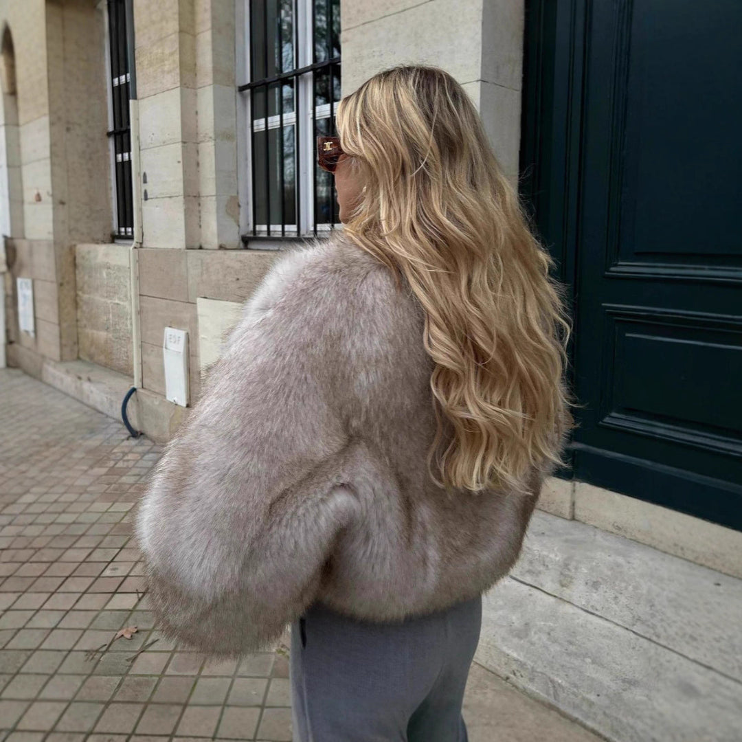 Damen Kurzjacke aus luxuriösem Hochflor‑Faux‑Fur mit kastiger Silhouette und voluminösen Ärmeln Shop Nory