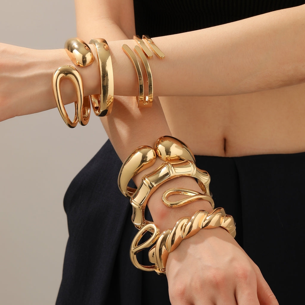 Damen Armspange im modernen, skulpturalen Gold-Design Shop Nory