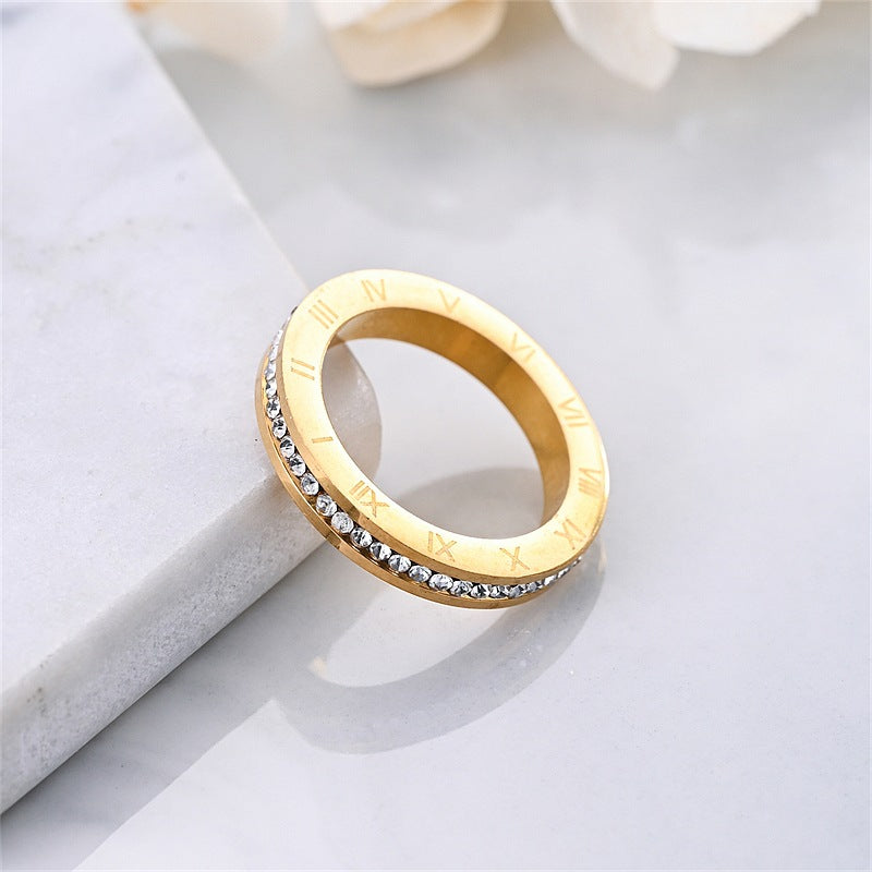Herren Ring mit kunstvoller römischer Zifferngravur und funkelndem Zirkon Shop Nory