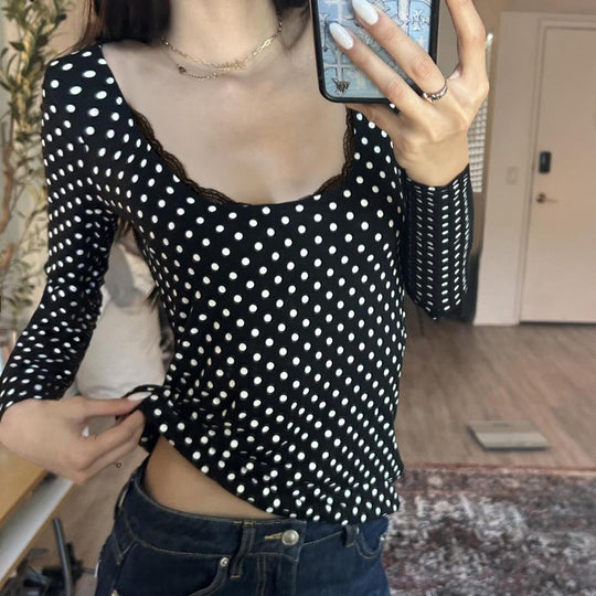 Damen nan figurbetontes Punktmuster‑Longsleeve mit Spitzenrand und dezentem Raffungseinsatz Shop Nory