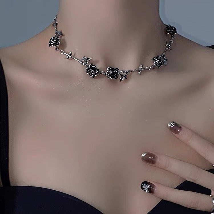 Damen Halskette mit stilvollen Rosen- und Laubmotiven Shop Nory