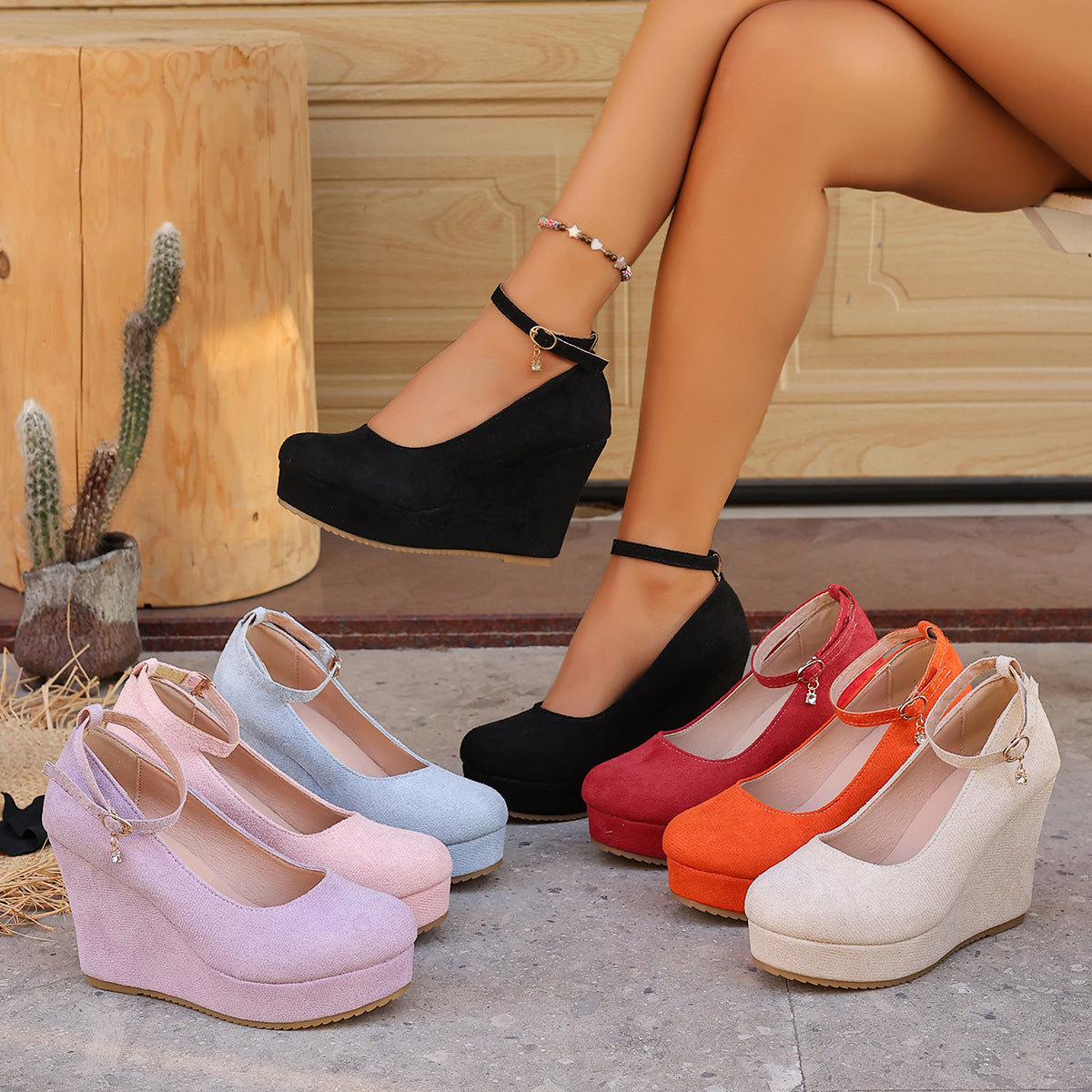 Damen Wedge-Pumps mit zierlichem Riemen und glänzendem Akzent Shopnory