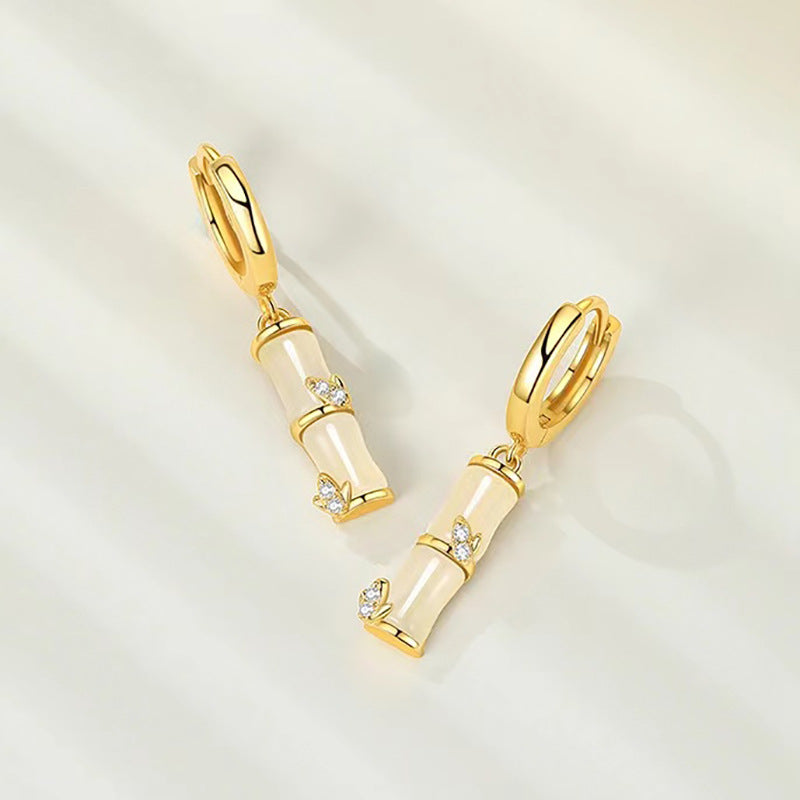 Damen Ohrstecker mit kunstvollem Design und funkelnden Zirkonia Shop Nory