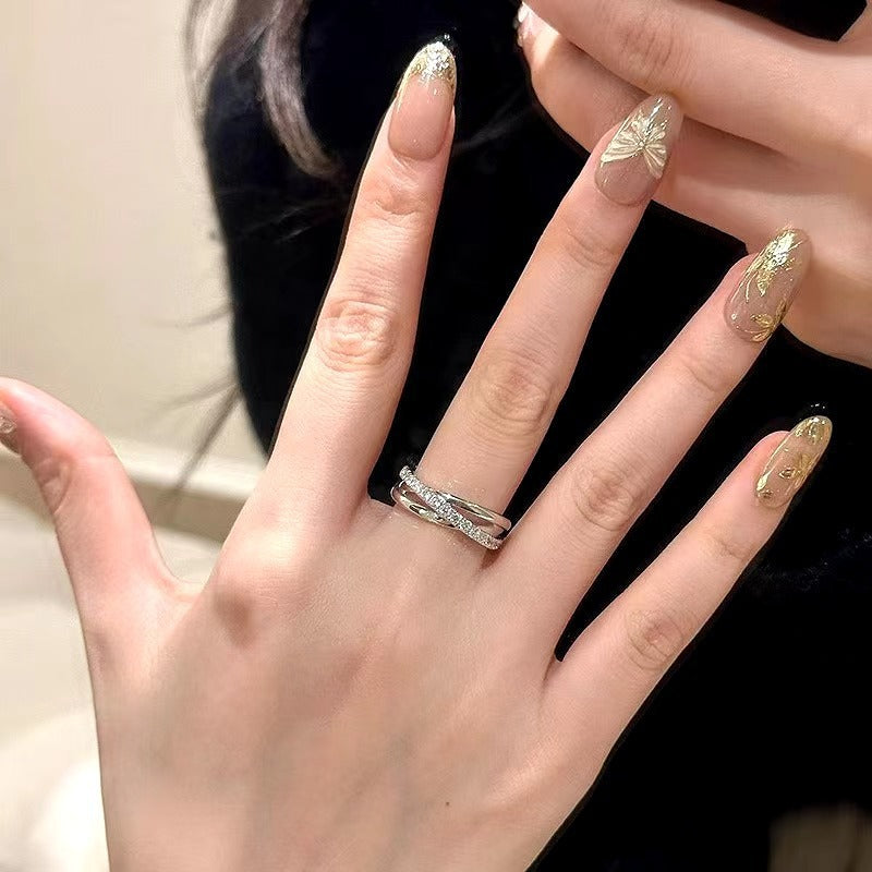 Damenring im eleganten, verschlungenen Design mit funkelnden Zirkonia Shop Nory