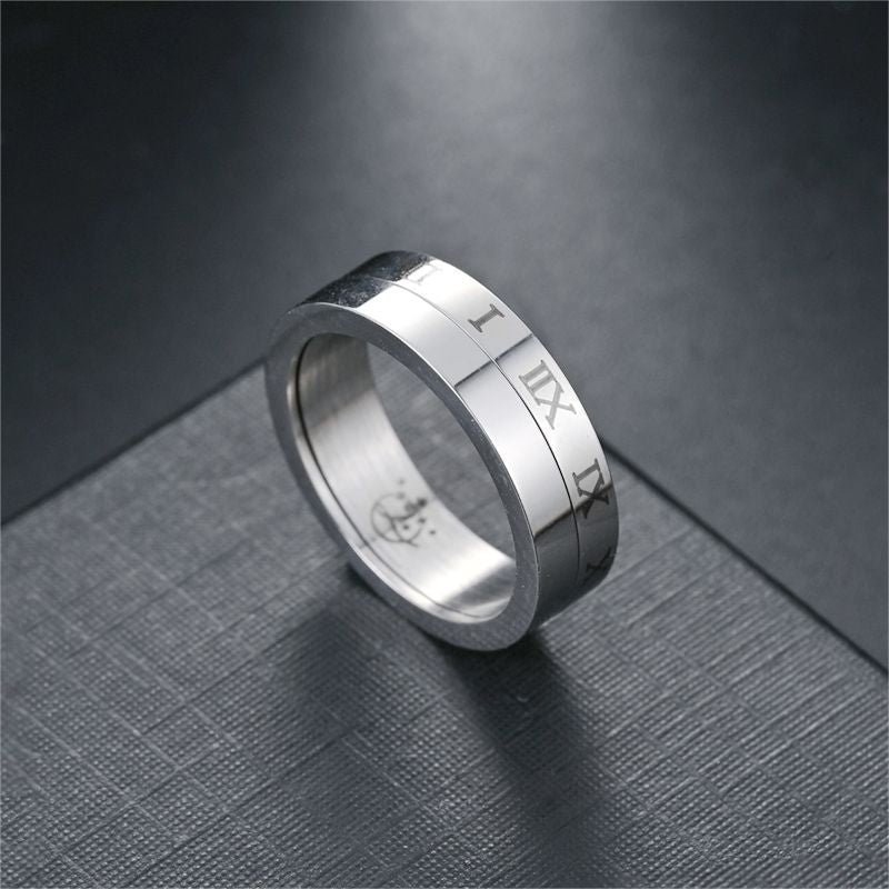 Herren Ring mit elegantem Drehmechanismus und kunstvoller römischer Zifferngravur Shop Nory