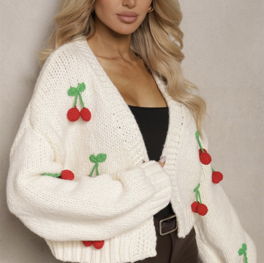 Damen Kurzcardigan aus grobem Strick mit gehäkelten Kirschen-Applikationen und V-Ausschnitt Shop Nory