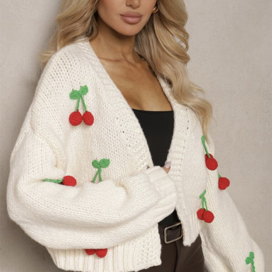Damen Kurzcardigan aus grobem Strick mit gehäkelten Kirschen-Applikationen und V-Ausschnitt Shop Nory
