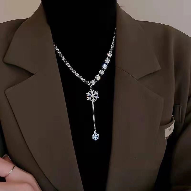 Damen Halskette mit funkelndem Schneeflockenanhänger und eleganten Kristallakzenten Shop Nory