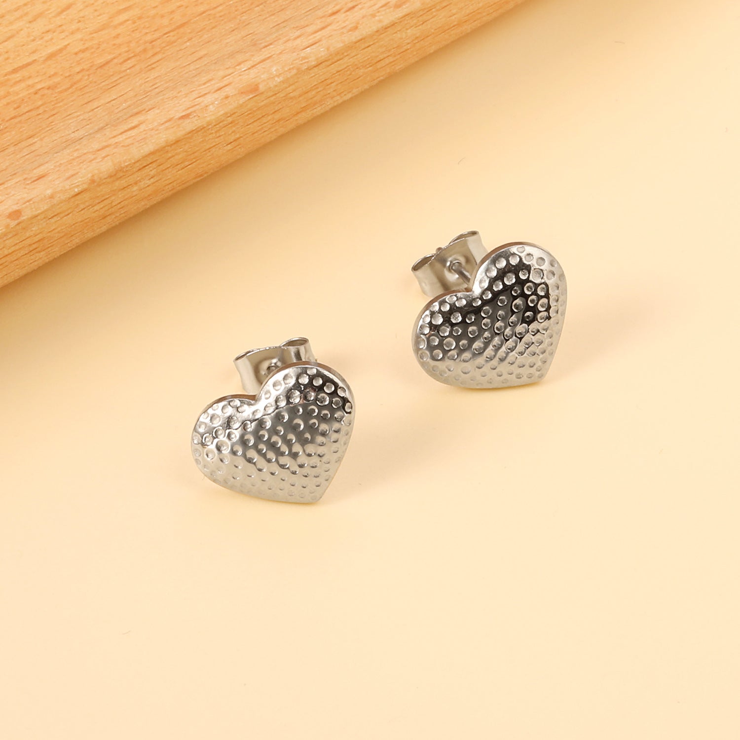 Damen Ohrstecker mit herzförmigem Design aus antiallergischem Edelstahl Shop Nory