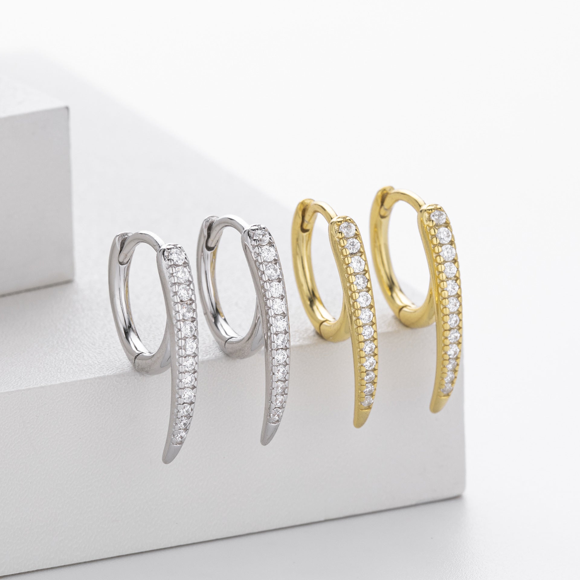 Damen Ohrhänger mit elegantem, spiralförmigem Design und funkelndem Zirkonbesatz Shop Nory