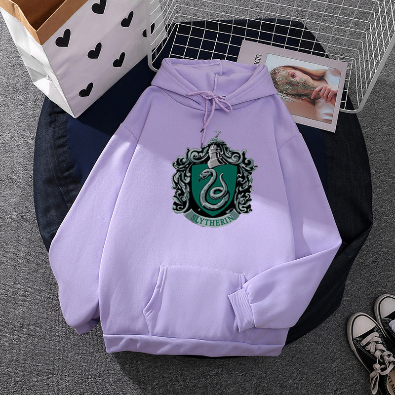 Damen nan gemütlicher Kapuzenpullover im Oversize-Cut mit heraldischem Schlangenwappen und weichem Fleece-Innenfutter Shop Nory
