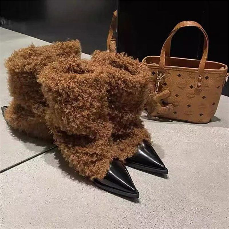 Damen Flauschige Schaftstiefel mit spitzer Lackkappe und Teddy-Finish Shop Nory